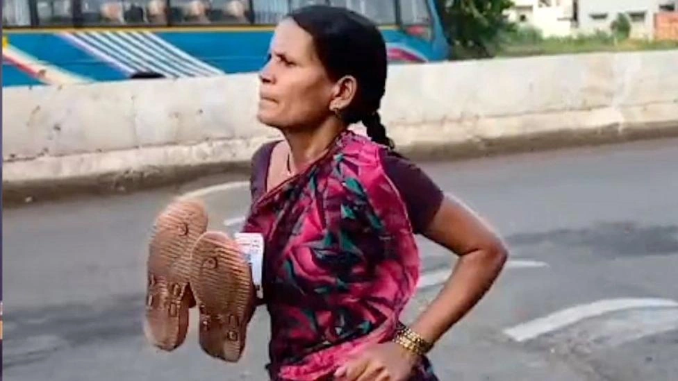 A mãe que viralizou ao correr descalça (e vencer) uma corrida para poder comprar o material escolar da filha