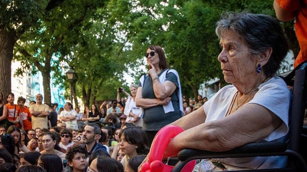 Crise de moradia na Espanha: reviravolta pode levar idosa de 87 anos de volta para casa após ser desalojada em Madri