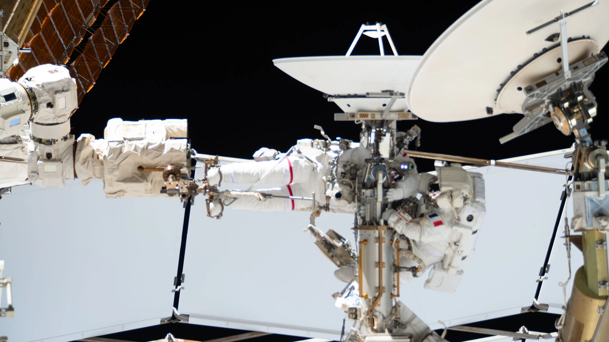 Astronautas Anil Menon e Sophie Adenot em Caminhada Espacial