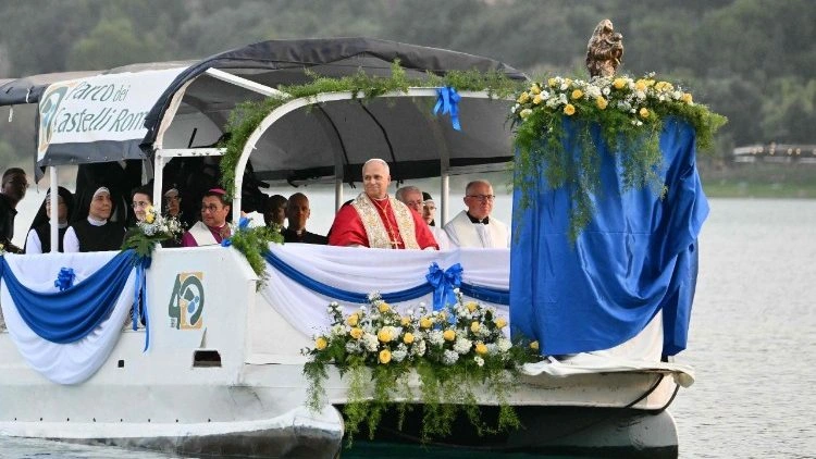 Entre a margem e o horizonte, a barca de Pedro atravessa o Lago Albano com Maria