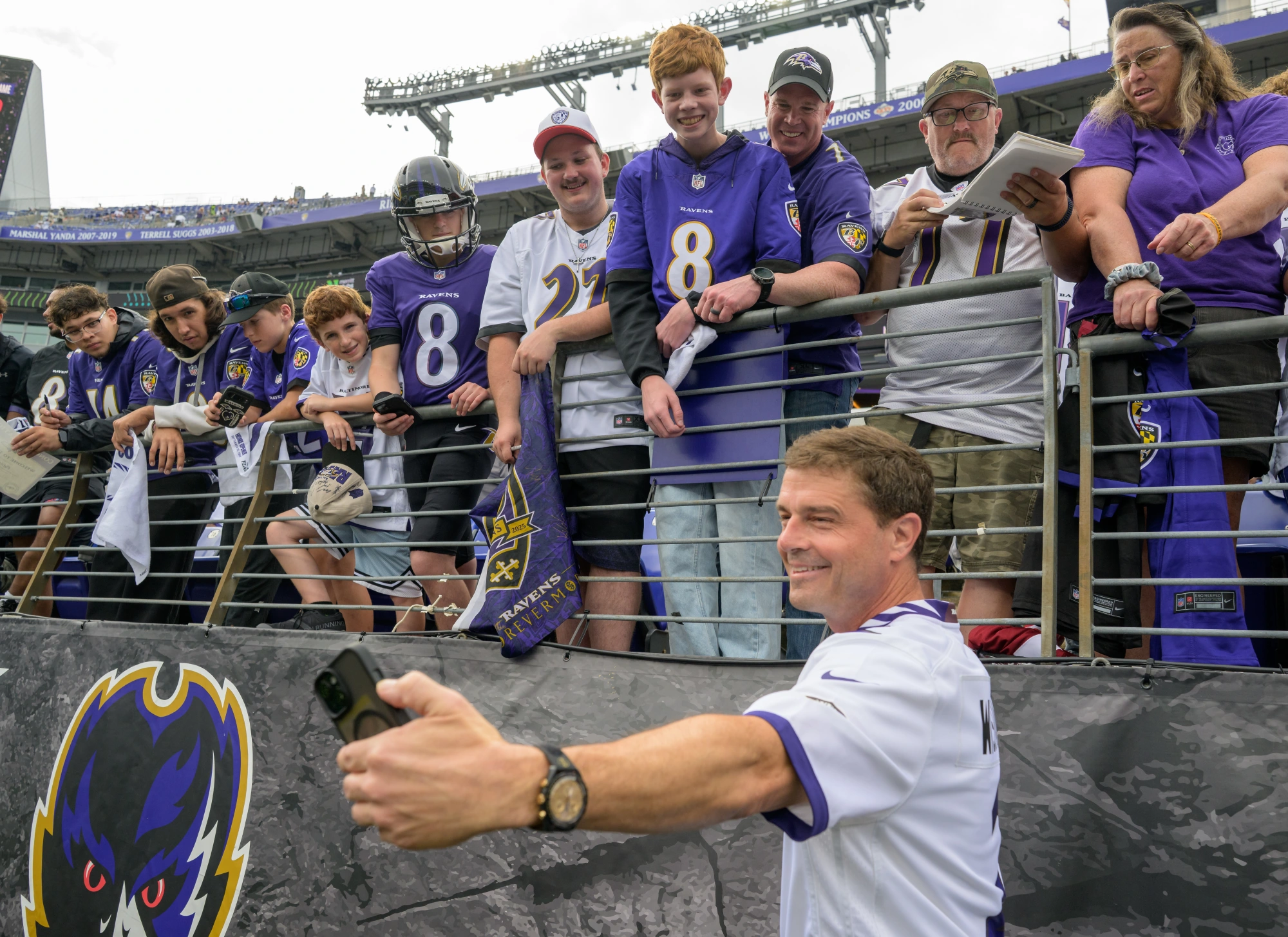Astronauta da NASA Reid Wiseman comparece ao jogo Ravens vs. Saints