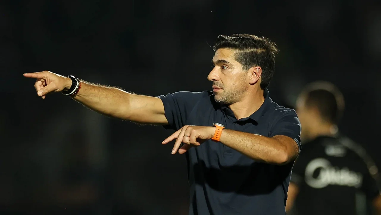 Abel cobra mais do Palmeiras, critica arbitragem e cita desgaste após empate