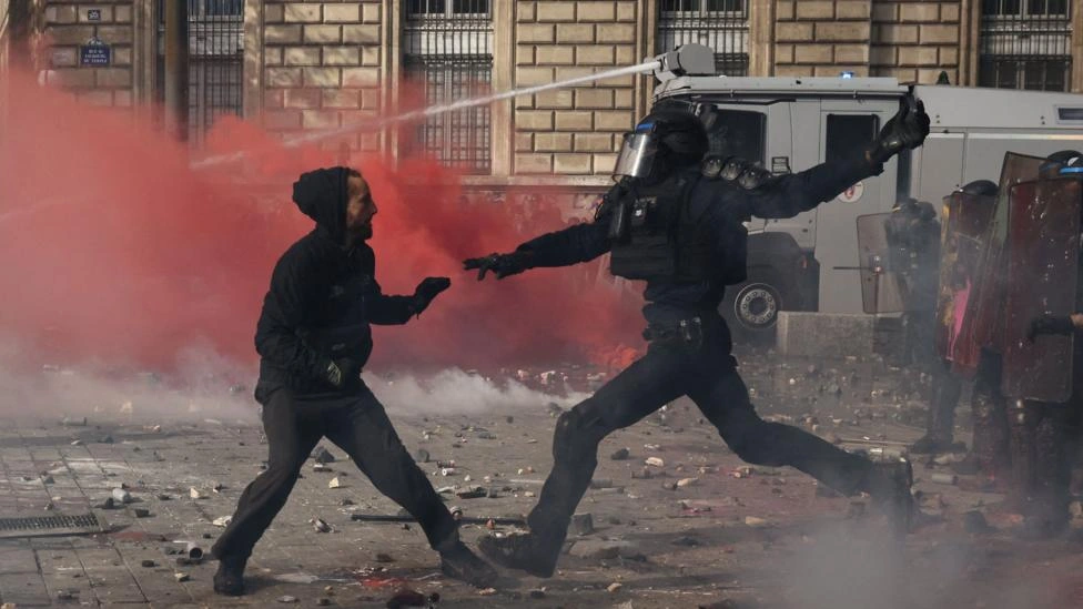 Prédio incendiado, 270 presos: o que está por trás de dia de protestos na França