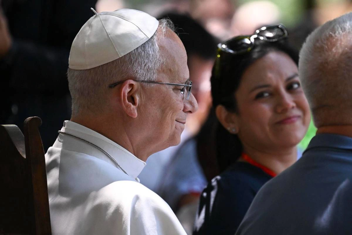 Papa Leão XIV celebra missa de pé após cirurgia de câncer no pulmão
