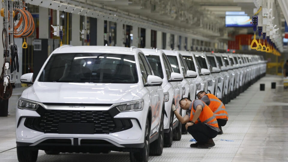 Carros elétricos podem ter imposto exclusivo? Crescimento da frota cria desafio fiscal