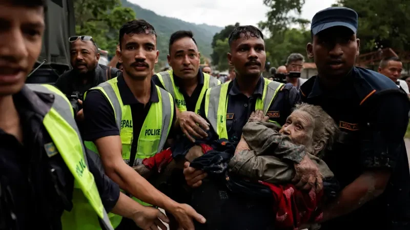 O momento em que avalanche atinge fronteira entre Nepal e Tibete