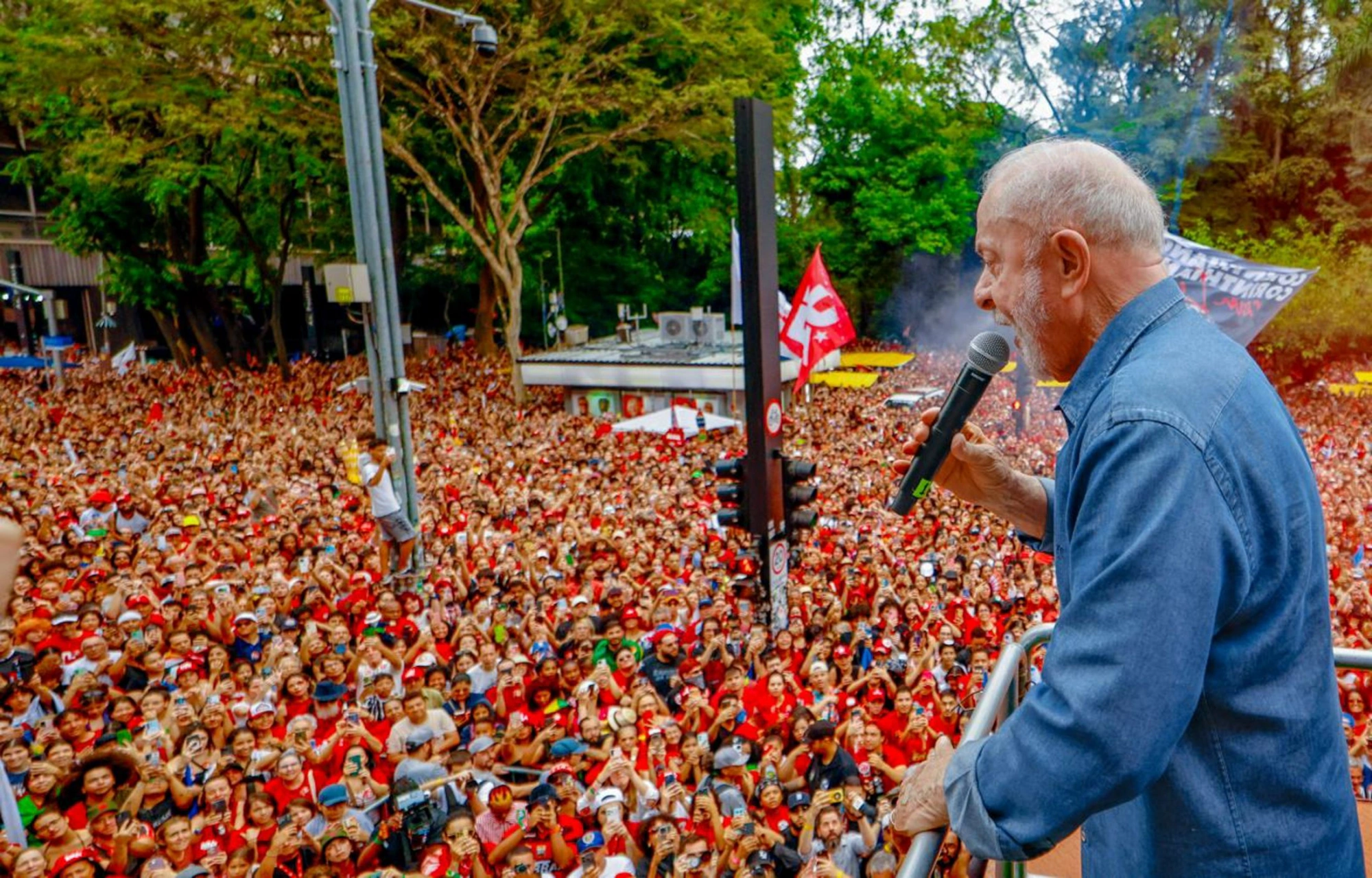 TSE manda Flávio remover vídeo que associa ato pró-Lula a uso de droga no Chile